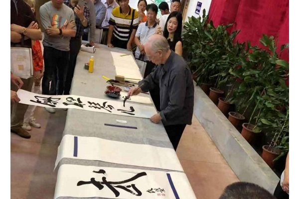 Taishan Museum, Ngan Siu-Mui commenting Jean-Yves Pelletier's demontration